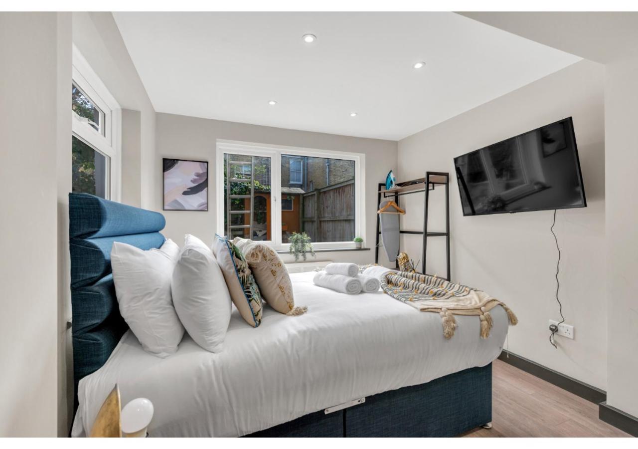 The Ultimate Hangout Spot: Modern * London